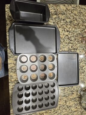 Wilton 5 Piece Nonstick Baking Sheets & Cupcake Pans